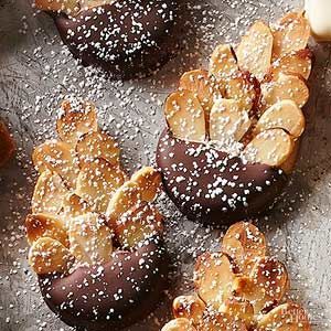 When dusted with powdered sugar, these pretty cookies look like they're covered in a dusting of snow. Perfect for the holidays, this easy cookie recipe will be gone in a flash./ Pine Cone Truffles, Pine Cone Cookies, Pinecone Truffles, Pretty Christmas Cookies, Pinecone Cookie, Pinecone Cookies, Spiced Almonds, Easy Cookie Recipe, Christmas Candies