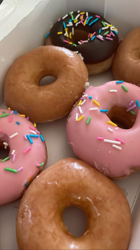 Crispy Cream Donuts Aesthetic, Krispy Kreme Aesthetic, Doughnut Photography, Doughnuts Aesthetic, Doughnut Aesthetic, Donuts Photography, Doughnuts Photography, Donut Aesthetic, Donuts Aesthetic