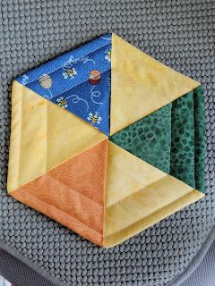 Quarter-Inch Capers: More Potholders! Quilted Hexagon Potholders, Hexagon Potholder Pattern, Quilted Potholders Patterns Free, Hexagon Potholder, Hexagon Template, Potholder Patterns, Quilt Show, Quilt Guild, Small Quilts