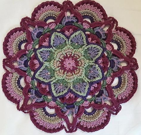 Motif Mandala Crochet, Crochet Circle, Mandala Crochet, Pretty Crochet, Beautiful Mandala, Mosaic Crochet, Crochet Mandala Pattern, Project List, Crochet Inspiration