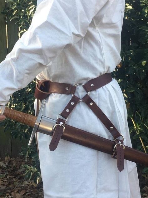 Charector Ideas, Historical Swords, Belt Knife, Gate Ideas, Baldurs Gate, Concept Clothing, Costume Diy, Medieval Clothing, Fantasy Costumes