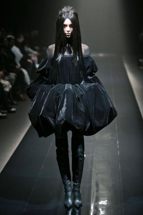 Fashion Fotografie, Tokyo Fashion Week, Tokyo Fashion, Goth Outfits, Dark Beauty, John Galliano, Runway Models, Dark Fashion, Gothic Lolita