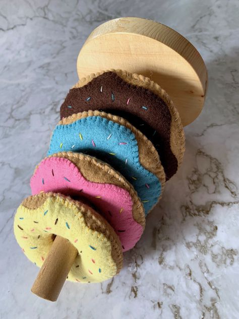 Diy Stacking Rings Toy, Felt Donuts Diy, Diy Felt Toys For Babies, Felt Toy Food, Felt Diy Projects, Diy Play Food For Kids, Diy Toy Food, Felt Baby Toys, Diy Felt Toys