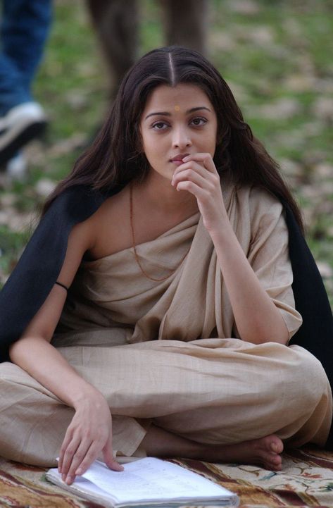 #ChokherBali Chokher Bali, Aishwarya Rai Without Makeup, Aishwarya Rai Wallpaper, Bride And Prejudice, Aishwarya Rai Pictures, Aishwarya Rai Photo, Ideal Beauty, Indian Photoshoot, Aishwarya Rai Bachchan