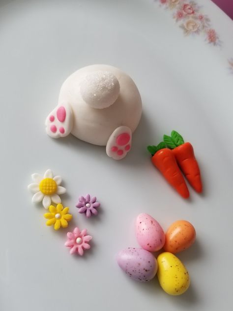 Bunny butt fondant toppers Easter eggs Fondant flowers Fondant carrots Fondant Bunny Ears, Easter Fondant Toppers, Fondant Easter Bunny, Fondant Easter Decorations, Fondant Carrots, Bunny Fondant, Easter Snack Ideas, Fondant Rabbit, Carrot Cake Decoration