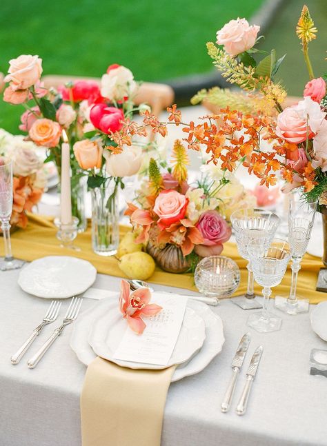 Centerpieces Wedding Colorful, Bright Italian Wedding, Colorful Italian Wedding, Italian Summer Wedding Aesthetic, Italian Wedding Bouquet, Colorful Wedding Table Settings, Wedding Decor Pictures, Bright Tablescape, Wedding Decor Colors