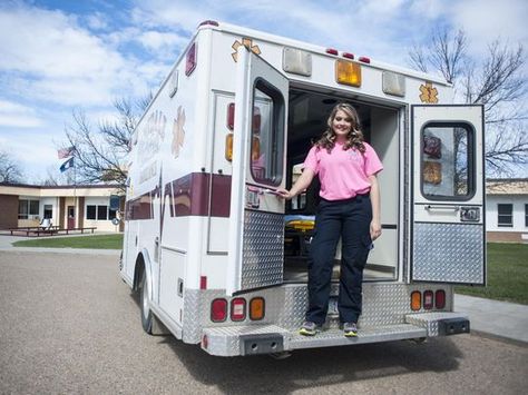 Senior Picture Ideas Emt, Emt Photoshoot Ideas, Emt Graduation Pictures, Ems Photoshoot, Medic School, Paramedic Graduation, Emt Life, Cute Senior Pictures, Graduation Pic