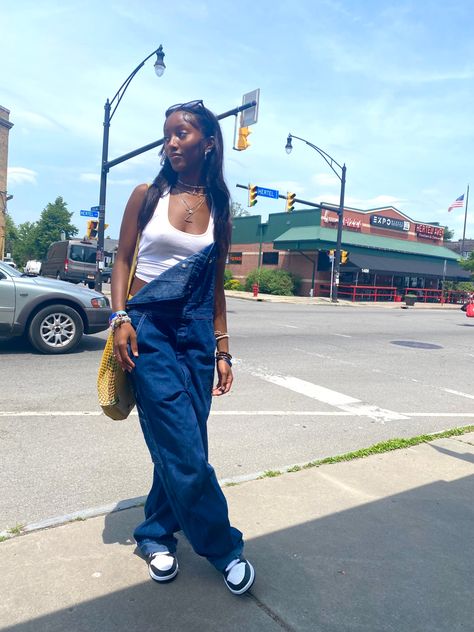 Dungarees Outfit Black Women, Overalls Outfit Summer Black Women, Aaliyah Overalls Outfit, Streetwear Overalls Outfit, Baddie Overall Outfits, Overalls Outfit Streetwear, Baggy Overalls Outfit Aesthetic, Overall Outfit Black Women, Overalls Black Women