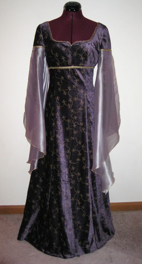 Brown Medieval Dress, Midevil Dresses Princesses, Purple Medieval Dress, 1500s Dress, Narnia Outfits, Medieval Dresses, Gown Purple, Medieval Gown, Queen Outfit