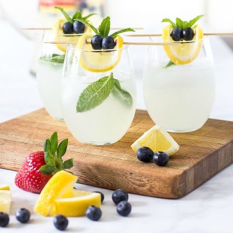 This mint lemonade spritzer recipe is a refreshing summer drink that mixes up in minutes and tastes amazing. Less than 5 calories per serving! Baby Shower Mexicano, Lemonade Spritzer, Mint Lemonade Recipe, Spritzer Recipes, Drink Garnishing, Mint Lemonade, Herbal Teas Recipes, Infused Water Recipes, Easy Drink Recipes