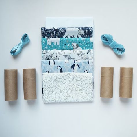 Fabric Crackers Tutorial, Diy Fabric Christmas Crackers, Fabric Christmas Crackers Pattern, Fabric Crackers Diy, Handmade Christmas Crackers, Fabric Christmas Crackers, Crackers Noel, Fabric Crackers, Homemade Christmas Crackers