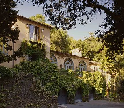 Parent Trap House, Spanish Colonial Exterior, Mediterranean Exterior Homes, Hillside Villas, The Parent Trap, Mediterranean Exterior, Duplex Penthouse, Greek Villas, Mediterranean Villa