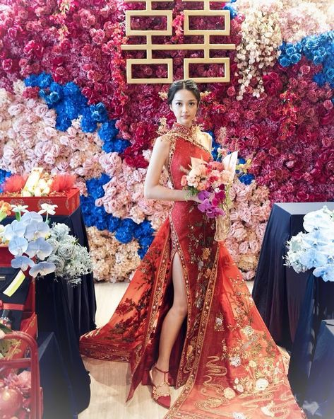 Lily Sasongko Couture Jakarta (@lilysasongkodesigner.jkt) • Instagram photos and videos Crazy Rich Asians Wedding, Chinese Engagement, Diy Belt For Dresses, Chinese Wedding Dress, Crazy Rich Asians, Crazy Rich, Chinese Wedding, China Wedding, Wedding Deco