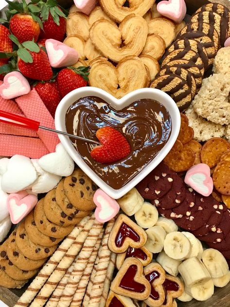 Chocolate Fondue Board, Valentines Day Charcuterie, Fondue Board, Dessert Board Ideas, Dessert Charcuterie Boards, Fondue Chocolate, Valentine's Chocolate, Fondue Dinner, Valentines Tea Party