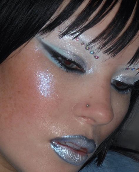 Cybercore Makeup, Snow Makeup, Blue Makeup Looks, Metallic Lipstick, Rave Makeup, Swag Makeup, Queen Makeup, Ethereal Makeup, Unique Makeup