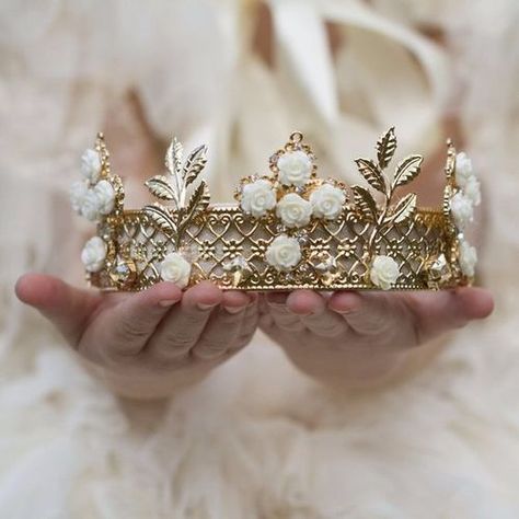 Pretty Things. Crown Aesthetic, Royal Core, Logam Mulia, Yennefer Of Vengerberg, Royalty Aesthetic, Royal Aesthetic, Gold Aesthetic, Red Queen, Princess Aesthetic