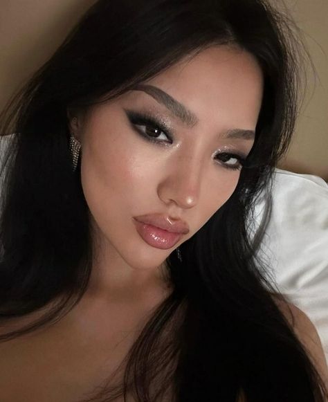 superficialdoll ཻུ۪۪♡. no X: "https://t.co/8McVpm9RiN" / X Smokey Eye Prom Look, Soft Smokey Eye Makeup Asian, Brown Smokey Eye With Glitter, Formal Makeup Smokey Eye, Birthday Makeup Asian, Makeup Going Out, Glam Makeup With Glitter, Smokey Natural Makeup, Soft Smokey Makeup