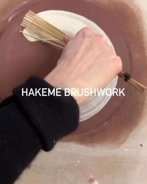 Hakeme Pottery, Dark Clay Pottery, Hakeme Brush, Ceramic Design Ideas, Painting Cafe, Korean Pottery, Paint Your Own Pottery, Pottery Workshop, Pottery Videos