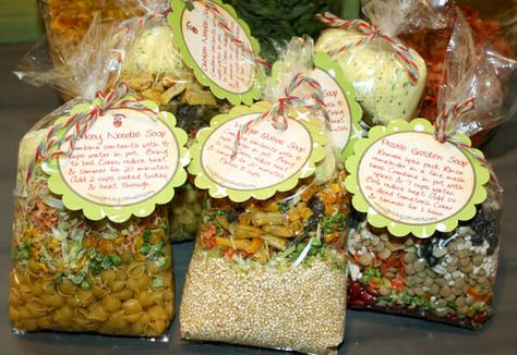 Dry Soup Mixes, Dry Soup Mix Recipes, Soup Mix In A Jar, Homemade Soup Mix, Jar Food Gifts, Mason Jar Gifts Recipes, Mason Jar Soup, Gifts From The Kitchen, Soup Gifts