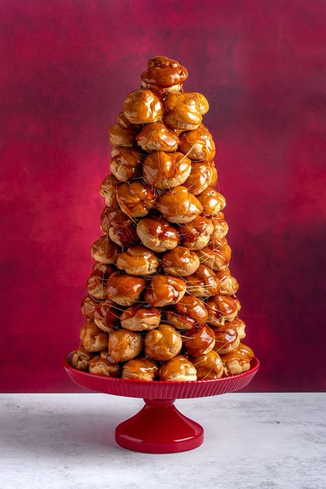 Croquembouche Recipe Easy, Crocumboche Recipe, Croquenbuche Christmas, Croquembouche Birthday, Profiteroles Tower, Croquembouche Christmas, Christmas Croquembouche, Croquembouche Tower, Wedding Croquembouche