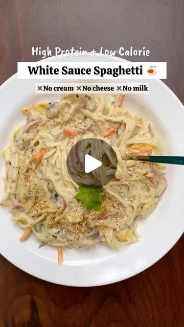 Aarzoo Sethi on Instagram: "Creamy & Healthy White Sauce Pasta 🌿🍝 Satisfy your pasta craving with a plate of  healthy & creamy Pasta. Drizzled in a delectable sauce , this awesome pasta combine the pleasure of indulgence with the benefit of wholesome meals and also with the all essential nutrients. 🌿🍝  ✅ No Cream  ✅No Cheese ✅No Milk   For white sauce 🌿  📌 Blanched cauliflower  📌Paneer  📌Soaked cashews  📌Garlic cloves 📌Water to blend   Blend this all together into a smooth paste ❤️🌿  For Pasta 🍝🌿  📌Olive oil 📌Veggies of choice 📌Water to adjust sauce consistency  📌Salt 📌Red chilli flakes 📌Black pepper powder  📌Piri - piri  📌Italian seasonings . . Follow @dietnaree for more healthy & craving satisfied recipes .  . . . (pasta , spaghetti , red sauce pasta , white sauce pa Spaghetti Red Sauce, Healthy White Sauce Pasta, White Sauce Spaghetti, Healthy White Sauce, Pasta With Milk, Healthy Creamy Pasta, Pasta No Cream, Pasta White Sauce, Spaghetti Red