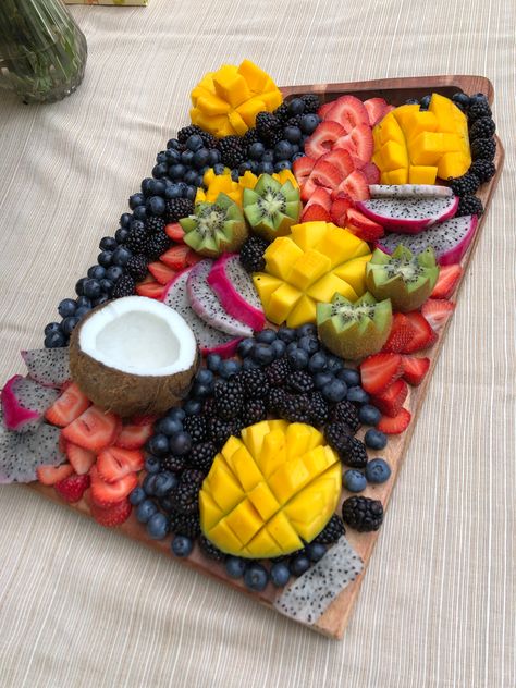 Fruit Charcuterie Board, Fruit Charcuterie, Charcuterie Picnic, Fruit Platter Designs, Healthy Lunch Snacks, Healthy Food Menu, Party Food Buffet, Fruit Photography, Food Therapy