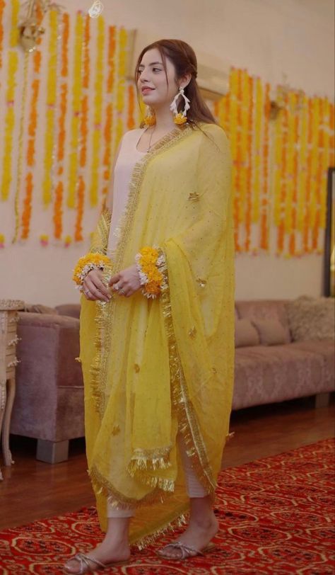 Yellow Color Combinations Outfits, Mehndi Dresses Designs, Mayon Dresses, Dress Design Ideas, Yellow Color Combinations, Haldi Dress, Pakistani Traditional, Stylish Baby Girls, Mehndi Dresses