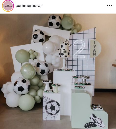 Fifa Soccer Party Ideas, Soccer Balloon Garland, Soccer Baby Shower Ideas, Soccer Theme Birthday Party, Soccer Birthday Party Ideas, Soccer Decorations, Soccer Baby Showers, Soccer Party Decorations, Soccer Birthday Party