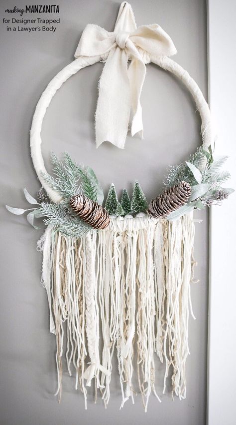 This DIY winter wreath is an easy way to add a touch of Winter beauty to your home! The Boho style of this winter wreath is so fun and different. Diy Winter Wreath, Winter Wreath Diy, Boho Christmas Decor, Holiday Wreaths Christmas, Holiday Wreaths Diy, Bohemian Christmas, Easy Diy Wreaths, Christmas Wreaths Diy Easy, Diy Winter