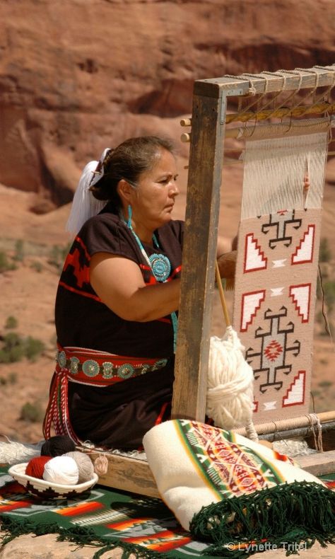 Navajo Weaver, Navajo Women, Navajo Weaving, Navajo Rug, Weaving Loom Diy, Indian Arts And Crafts, Weaving Loom Projects, Barbie Dolls Diy, Navajo Nation