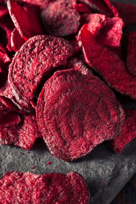 Beet Chips Recipe, Crisps Recipe, Beet Chips, Healthy Chips, Fresh Beets, Veggie Chips, Charcuterie Recipes, Crisp Recipe, Roasted Beets