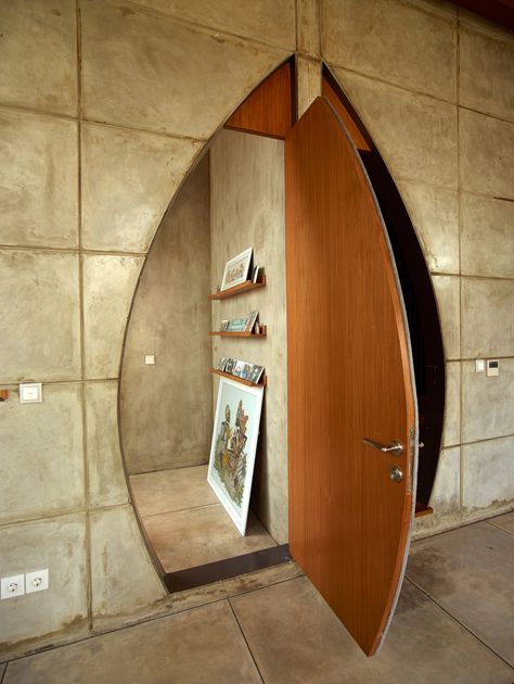 Indonesian architect Realrich Sjarief's fondness for geometric forms is expressed in the circular and arch-shaped windows of this house in Jakarta. Curved Door Frame, Unique Door Design, Arch Doors, Circular Windows, Arched Interior Doors, Circular Window, Oval Door, Speakeasy Decor, Trendy Interior Design