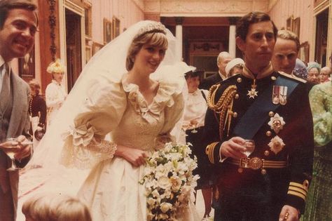 New Charles and Diana's wedding picture shows happy pair sharing champagne and relaxing after lavish ceremony - Mirror Online Prince Charles Wedding, Charles And Diana Wedding, Princess Diana Wedding, Photos Rares, Prinz Charles, Diana Wedding, Photos Of Prince, Cake Photos, Wedding Cake Photos