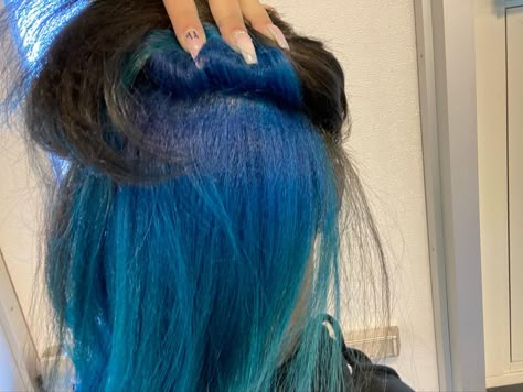 Blue Hair Skunk Stripe, Teal Skunk Stripe Hair, Blue Hair In The Back, Black And Blue Hair Black Women, Blue Peekaboo Hair Black Women, Blue Blonde And Black Hair, Teal Skunk Stripe, Blue Natural Hair Black Women, Colored Skunk Stripe Hair