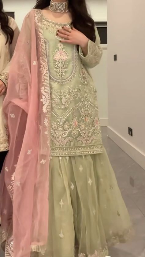 Suits For Marriage Indian Women, Pakistani Shaadi Outfit, Bride Sister Wedding Outfit, Pakistani Suits Aesthetic, Modest Indian Outfit, Shadi Outfits Indian Weddings, Lehnga For Sister's Wedding, Winter Traditional Indian Outfits, Reception Dress For Groom Sister