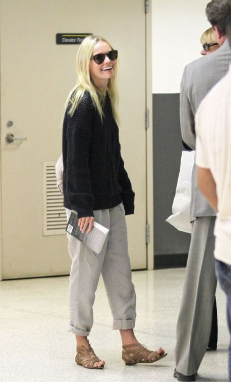 Kate Bosworth Style, Grey Wardrobe, Kate Bosworth, Famous Girls, Celebrity Look, Sweat Pants, Airport Style, A Holiday, Edgy Fashion