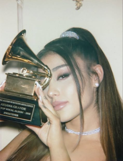 ariana with her first ever GRAMMY from 2019 Ariana Grande Grammys, Uk Icon, Ariana Grande Album, Ariana Grande Outfits, Ariana Grande Cute, Ariana Grande Photoshoot, Ariana Grande Photos, Iggy Azalea, Ashley Tisdale