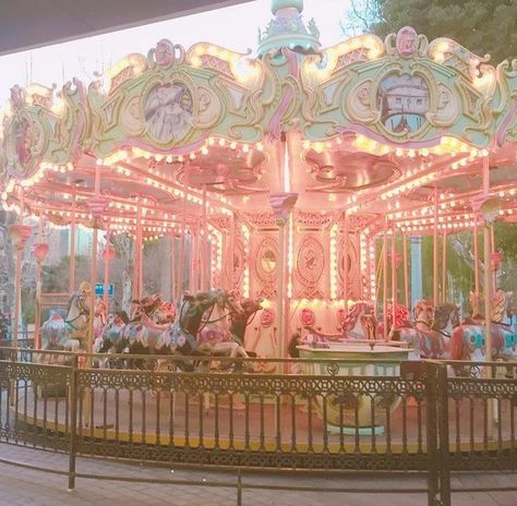 Round and round like a horse on a carousel♥️ Pastel Cupcakes, Glitter Rosa, Seni Dan Kraf, Baby Pink Aesthetic, Pastel Pink Aesthetic, Merry Go Round, Princess Aesthetic, Pink Themes, Everything Pink