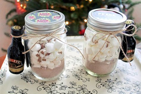 Hot Cocoa & Baileys Christmas Gift Hot Chocolate And Baileys Gift, Hot Coco Jar Gift, Baileys And Hot Cocoa Gift, Cocoa Mix In A Jar Diy Christmas, Baileys Christmas, Diy Hot Chocolate Mix Gift Jar Recipes, Hot Chocolate In A Jar, Crafty Christmas Gifts, Chocolate Baileys