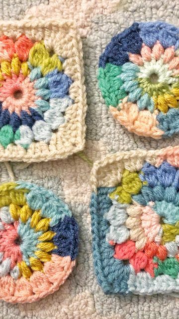 Layered Granny Square Crochet, Easy Scrap Yarn Crochet Projects, Scrap Granny Squares, Crochet With Two Strands Of Yarn, Scrappy Yarn Projects, Granny Square Color Palette, Scrappy Crochet Projects, 3 Color Granny Square, Funky Granny Squares