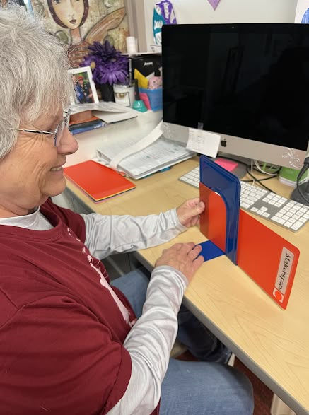 Class Library Room Ideas, Library Dividers Bookshelves, Library Shelf Signs, Library Shelf Dividers Diy, Elementary Library Display Ideas, School Library Circulation Desk Ideas, Library Shelf Dividers, Non Fiction Shelf Signs, Elementary Library Organization