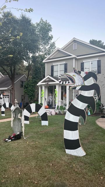 Beetlejuice Front Yard Decor, Trunk Or Treat Ideas Beetlejuice, Halloween Yard Displays Diy, Diy Sandworm Beetlejuice Outdoor, Trunk Or Treat Ideas For Cars Beetlejuice, Halloween Decorations Beetlejuice, Beetle Juice Halloween Decorations Diy, Beetle Juice Yard Decorations, Large Halloween Decorations Outdoor