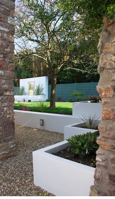 Plaster low wall + landscape beds -- crisp and pretty Modern Garden Landscaping, Retaining Wall Design, Building A Retaining Wall, Landscaping Inspiration, Modern Landscape Design, Garden Area, Walled Garden, Concrete Garden, Have Inspiration