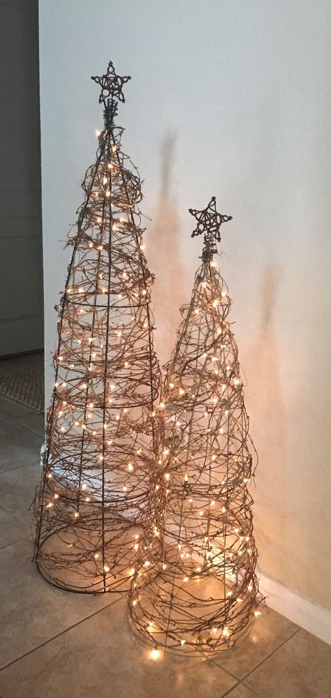 Tomato Cage Repurpose, Tomatoe Cage Craft Ideas, Diy Tomato Cage Ideas, Tomato Cage Topiary, Tomato Cage Christmas Trees, Tomato Cage Tree, Tomato Cage Trees, Tomato Cage Christmas Tree Outdoor, Tomato Cage Decorations