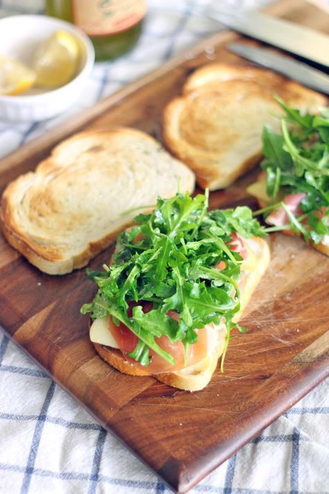 Apple and Prosciutto Sandwich with Goat Cheese and Arugula | This sandwich is the PERFECT combination of sweet, salty, tangy, and peppery. It takes 5 minutes to make and it's light and healthy, but will leave you feeling full and satisfied! Prosciutto Sandwich, Healthy Liver Diet, Apple Sandwich, Prosciutto Recipes, Sandwhich Recipes, Good To Make, Sourdough Sandwich, Panini Recipes, Soups And Sandwiches