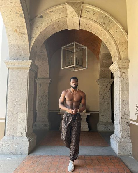 Gym Men Motivation, Black Men Beard Styles, Broderick Hunter, Black Male Models, Black Men Beards, Model City, Streetwear Inspiration, Dark Skin Men, Stylish Celebrities