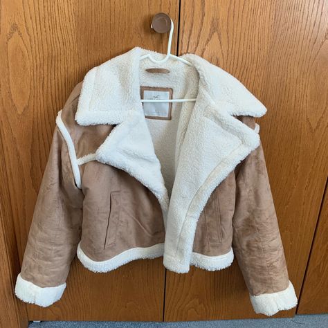 Sherpa Lined Faux Suede Crop Biker Jacket. Size Small. Purchased In December And Only Worn Once. In Perfect Condition. Nice Jackets For Women, Cool Jackets Women, Fall Jackets For Women, Sherpa Jacket Outfit, Christmas Jacket, Cropped Biker Jacket, Sherpa Lined Jacket, Hollister Jackets, Snow Outfit