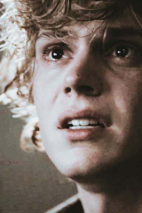 Tate Langdon Crying, Tate Langdon Aesthetic, Tate Langdon Aesthetic Icon, American Horror Story Season 1, Tate Ahs, Violet Ahs, Ahs Characters, Kyle Spencer, Violet Harmon