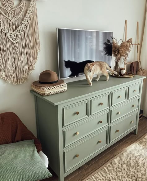 Ikea Dresser Makeover, Chest Of Drawers Makeover, Green Painted Furniture, Green Dresser, Ikea Living Room, Bedroom Decoration Ideas, Ikea Hemnes, Nursery Room Design, Green Furniture