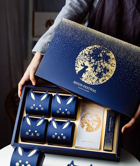 Moon Cake Box Design Packaging, Luxury Mooncake Packaging, Mooncake Packaging Design Creative, Mooncake Packaging Design Ideas, Mooncake Hampers, Mooncake Box Design, Mooncake Packaging Design, Moon Cake Packaging, Dessert Packaging Design